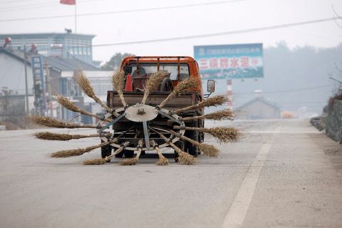 2012年3月14日,湖北当阳,一台由养护工人自制的道路清扫车在公路上