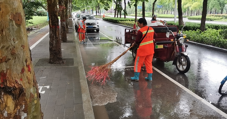 水退路净 市城管局环卫处奋战正当时