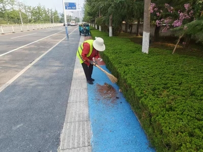 临沂市凤凰广场管理办开展环境卫生大整治活动