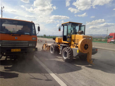 驾驶式道路清扫车-伊春道路清扫车-天洁机械(在线咨询)