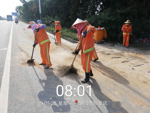 洒水降尘清洁路面 净化夏日路域环境