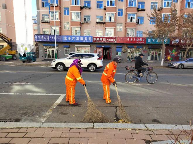 落叶纷飞“不留痕”道路保洁“不打折”