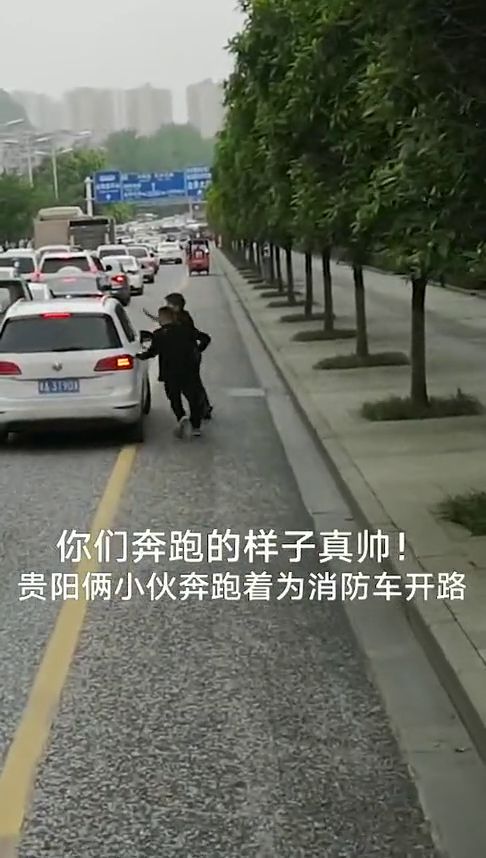 消防车过不去,路过的司机直接下车清理道路,最可爱的人