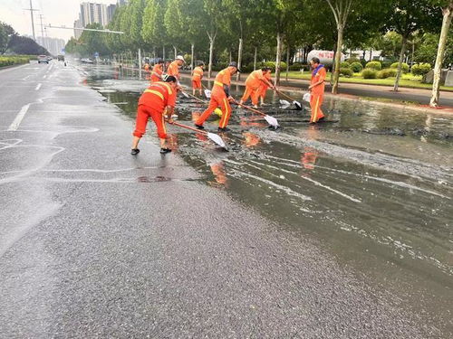 记者探访 郑州各主要道路均已恢复畅通,正加紧清洁路面