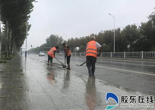 莱山公路局及时清理雨水篦子，保障公路排水与道路清洁
