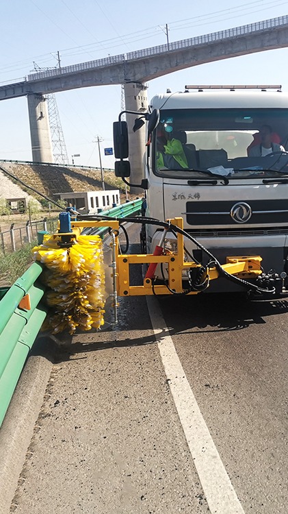 高效护栏清洗机 为城市道路与高速护栏注入清洁动力